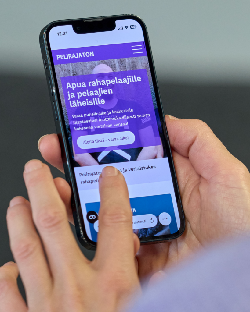 pelirajaton.lol etusivu puhelimen näytöllä.